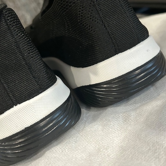 NWOT Womens Skechers Black Slip On Rubber Sole - Picture 7 of 8